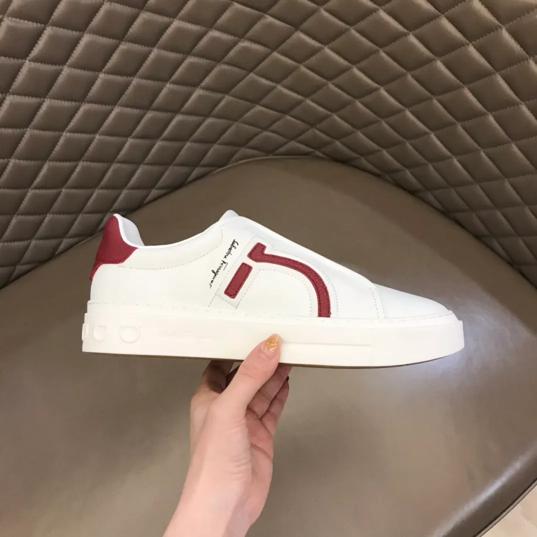 p400【Salvatore Ferraga**】New men's low-top casual shoes! Top-quality cow products, original lasts, made of imported cowhide, first-class texture, first-layer sheepskin lining! Original outsole! The details are exquisite and the style is versatile and upscale! Decorated with a three-dimensional Gancini logo, the back of the tongue and lace-up piping add a pop of color. The high-tech sole features a holographic pattern and Gancini details, making it ideal for a practical yet stylish everyday look. Code number 38-44 (45 can be customized)